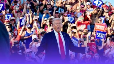 Man with loaded guns arrested outside Trump rally