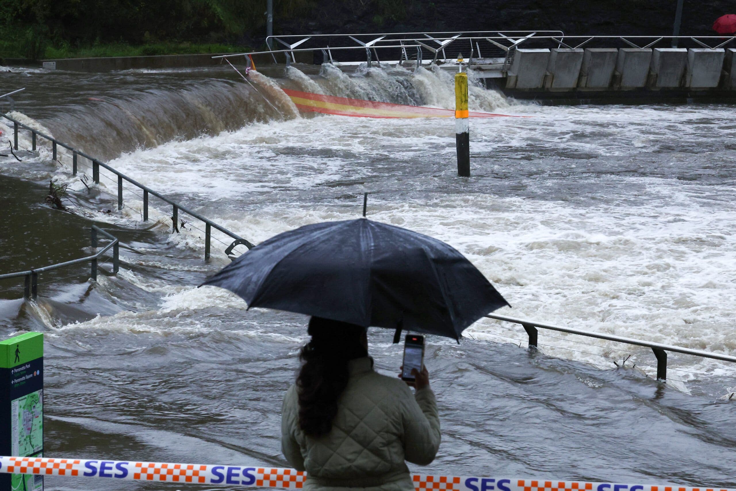 Heavy rain forecast for NSW and Queensland this weekend