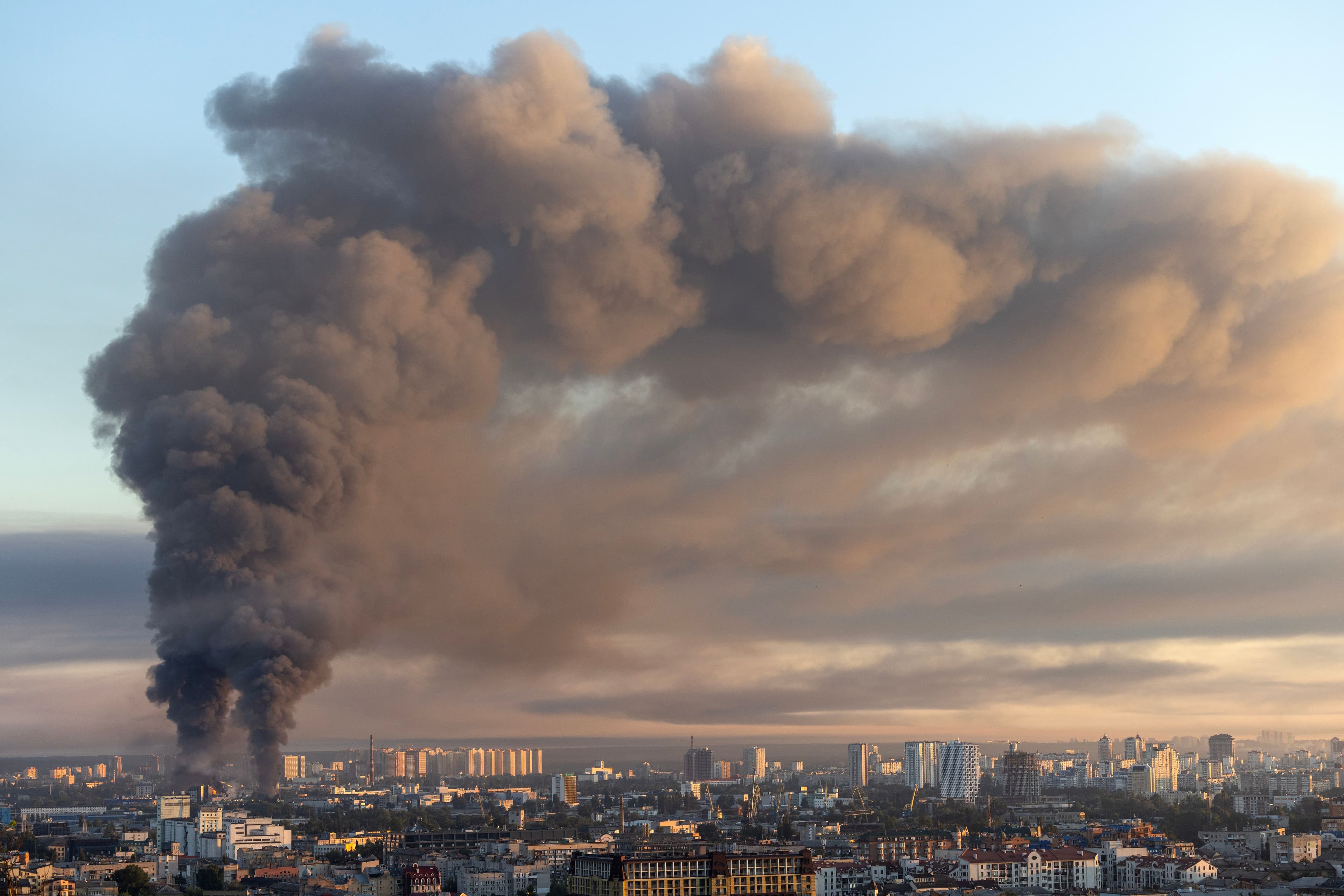 Russian strikes on Kyiv kill 30 in “most massive” attack