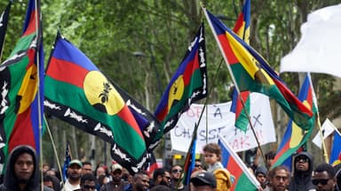 More than 100 Australians are stranded in New Caledonia as riots continue