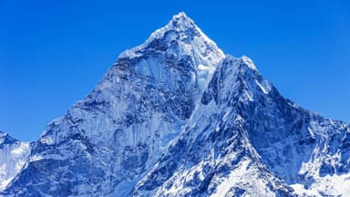 Hundreds of hikers rescued from snowstorm on Mt Everest