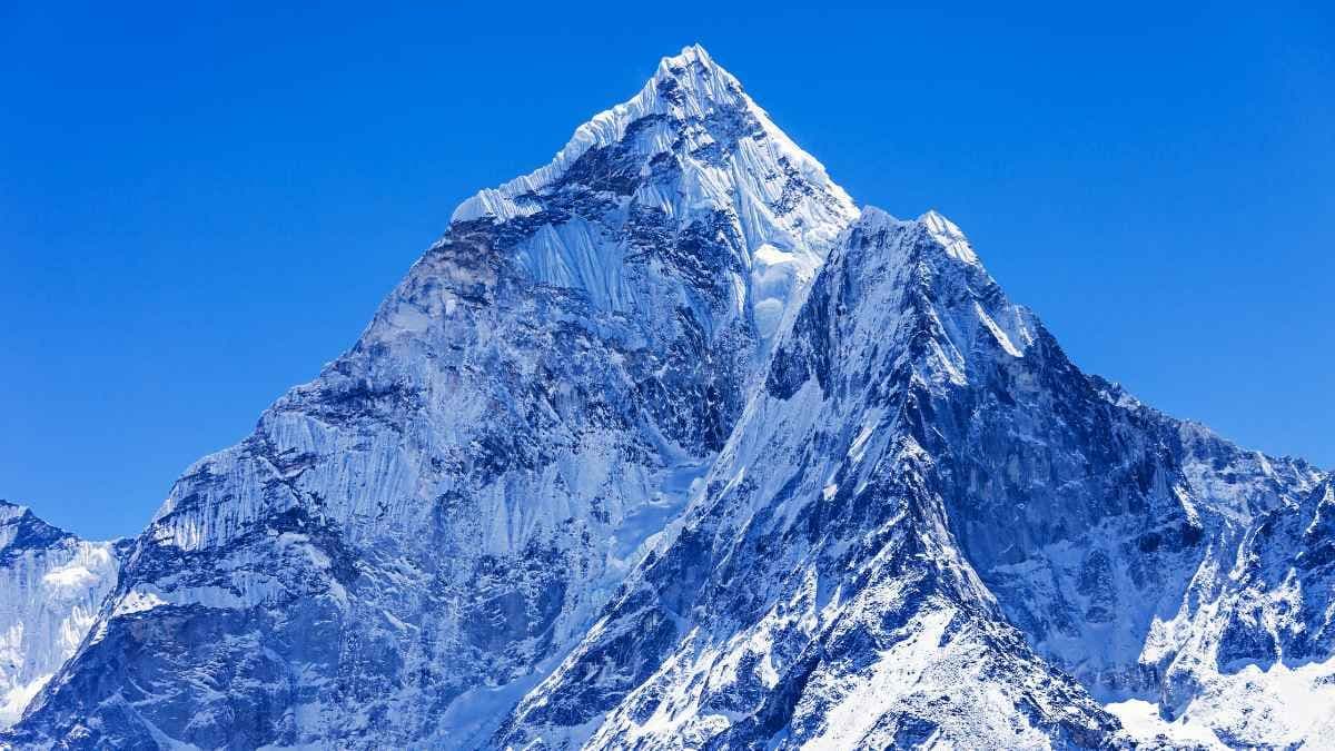 Hundreds of hikers rescued from snowstorm on Mt Everest